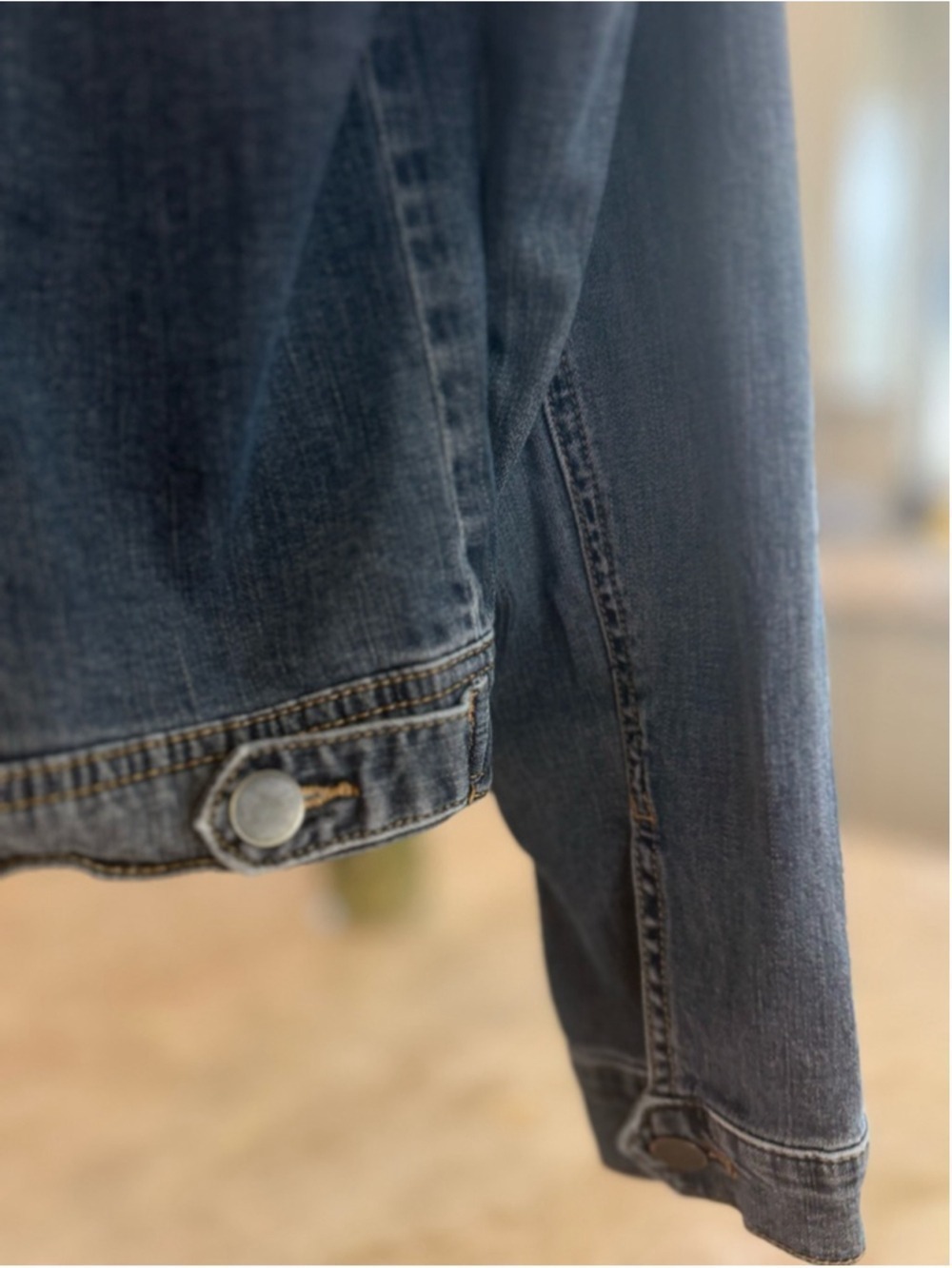 KUT from the Kloth Blue Denim Jean Jacket Size M, chest pocket, pin tuck - Picture 6 of 15